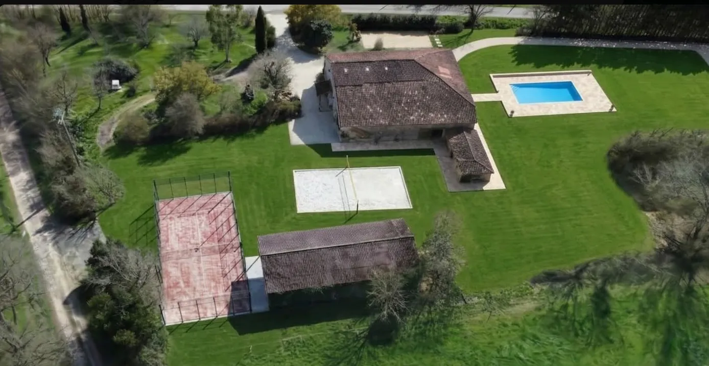Vue aérienne du domaine de Séailles — piscines, padel, grange Vue aérienne du domaine de Séailles — piscines, padel, grange